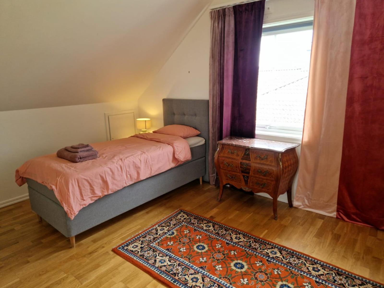 Lila Rummet - Rum Naera Bad Och Centrum, 1 Tr Upp - Saengklaeder & Handdukar Ingar Farjestaden Exterior photo